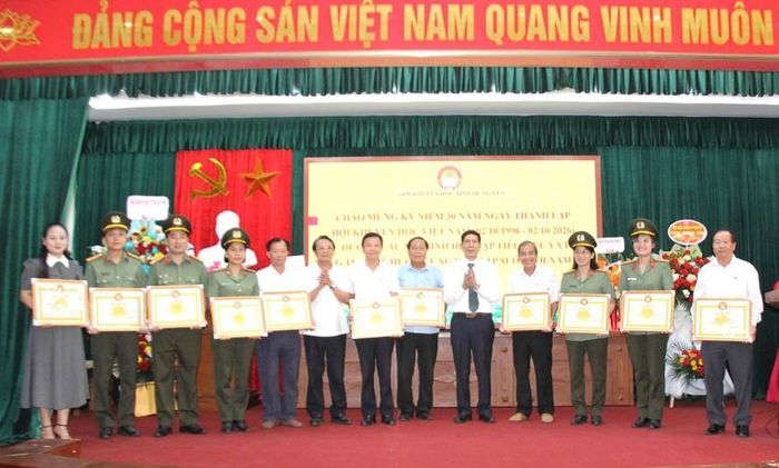 Lãnh đạo Hội Khuyến học tỉnh Hưng Yên trao Bằng khen cho 59 mô hình học tập tiêu biểu.