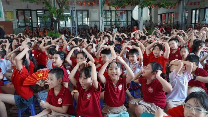 Những nụ cười hạnh phúc của các em học sinh dưới mái trường Vạn Xuân.