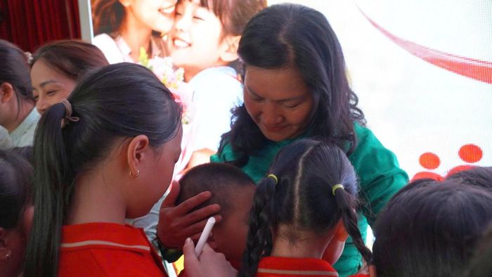 Các em học sinh xúc động trong vòng tay yêu thương của cô giáo Hiệu trưởng Chử Thị Hồng Hạnh.