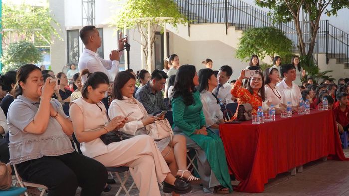 Chương trình tọa đàm “Giá trị lòng biết ơn - Công cha, nghĩa mẹ, ơn thầy” diễn ra với sự tham dự của đại diện chính quyền địa phương, các chuyên gia, khách mời, phụ huynh, giáo viên và đông đảo học sinh nhà trường.