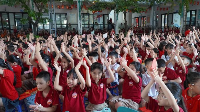 Các em học sinh Trường Tiểu học Vạn Xuân hào hứng khi chương trình diễn ra.