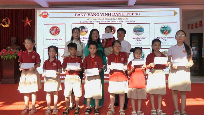 Trong khuôn khổ chương trình, nhà trường đã trao giải, ghi nhận những học sinh tích cực tham gia cuộc thi viết về “Trường học hạnh phúc” cấp trường.