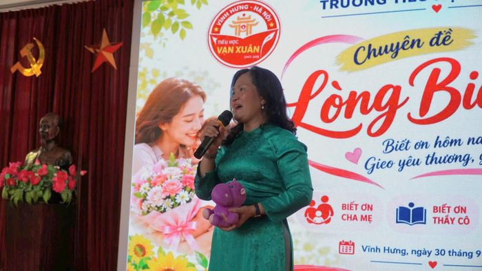 Nhà giáo Chử Thị Hồng Hạnh - Bí thư Đảng bộ, Hiệu trưởng Trường Tiểu học Vạn Xuân chia sẻ tại chương trình.