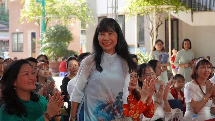 PGS.TS Đinh Thị Kim Thoa khéo léo dẫn dắt học sinh từ những câu chuyện rất quen thuộc trong cuộc sống trong phần giao lưu về chủ đề "Giá trị lòng biết ơn: Công cha - Nghĩa mẹ - Ơn thầy".