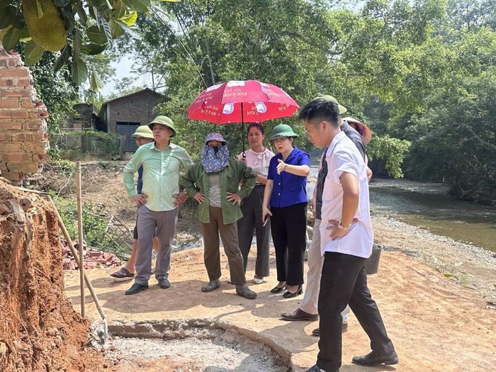 Lãnh đạo Thường trực Đảng ủy xã trao đổi với bà con tại công trình kè bờ sông chống sạt lở khu vực xóm Thanh Hùng.