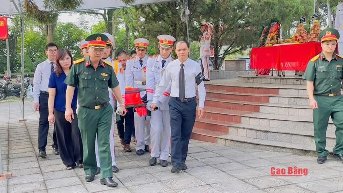 Cán bộ, chiến sĩ Bộ Chỉ huy Quân sự tỉnh và phường Thục Phán cất bốc, quy tập hài cốt liệt sĩ Nguyễn Mạnh Trường.