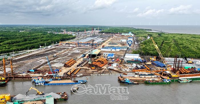 Tại vùng bãi bồi ven biển, nhiều dự án, công trình trọng điểm đang được triển khai, khi hoàn thành sẽ tạo động lực cho Cà Mau bứt phá phát triển. (Ảnh chụp tại công trường điểm cuối cao tốc đoạn thành phần Cái Nước - Ðất Mũi, cũng là điểm đầu công trình tuyến giao thông vượt biển ra đảo Hòn Khoai).