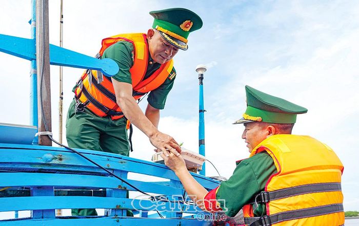 Cán bộ, chiến sĩ Ðồn Biên phòng Gành Hào kiểm tra niêm phong thiết bị giám sát hành trình trước khi tàu xuất bến.