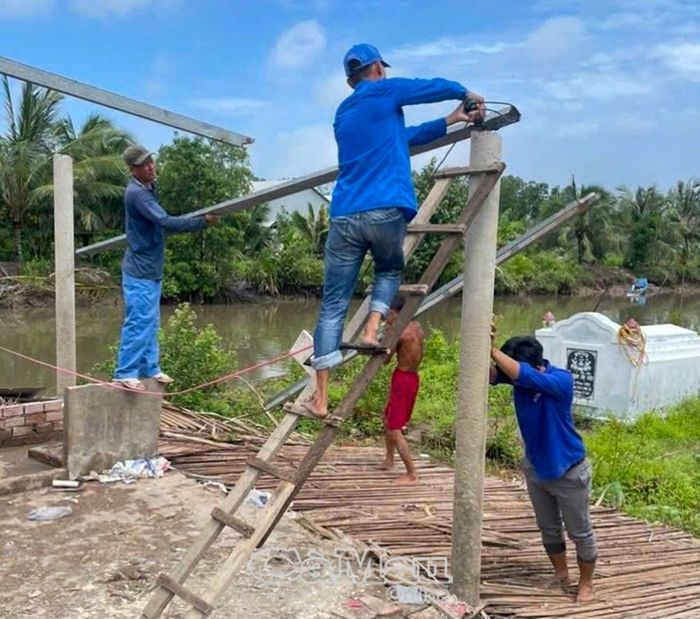 Cán bộ Xã Quách Phẩm dành ngày thứ Bảy và Chủ nhật để dựng nhà cho người dân.