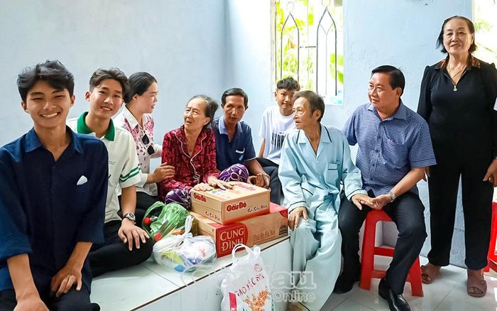 Thực hành theo Bác từ những việc thiết thực, chăm lo đời sống Nhân dân. (Trong ảnh: Ông Phạm Văn Hết, Phó Chủ tịch UBND phường Giá Rai (thứ hai từ phải sang) cùng các nhà hảo tâm thăm hỏi, hỗ trợ gia đình cụ ông Trần Văn Bảnh có hoàn cảnh neo đơn, bệnh tật).