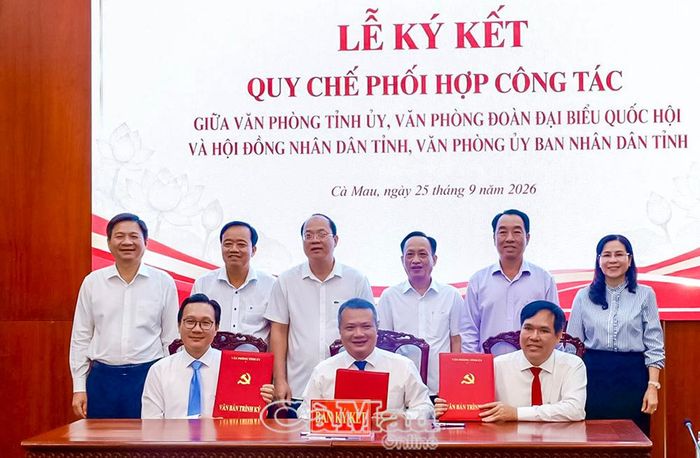 Ngày 25/9, dưới sự chứng kiến của lãnh đạo tỉnh, đại diện 3 văn phòng cấp tỉnh (Quốc hội, HÐND; Tỉnh uỷ và UBND tỉnh) ký quy chế phối hợp, cụ thể hoá tinh thần trách nhiệm, kỷ cương, phối hợp hiệu quả trong thực hiện nhiệm vụ.