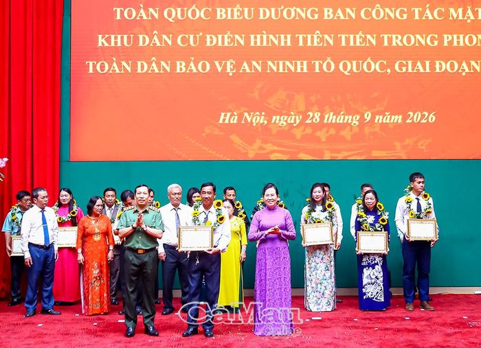 Ông Nguyễn Văn Công, Trưởng Ban Công tác Mặt trận ấp Hiệp Vinh, xã An Trạch, tỉnh Cà Mau (hàng trước, giữa) nhận Bằng khen của Bộ trưởng Bộ Công an tại Hội nghị biểu dương toàn quốc.
