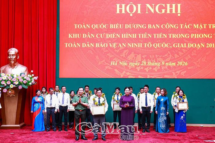 Ông Mai Thành Đống, Phó Trưởng ban Công tác Hội quần chúng và công tác xã hội, Uỷ ban MTTQ Việt Nam tỉnh Cà Mau (thứ hai từ trái sang, hàng đầu tiên) đại diện tập thể nhận Bằng khen của Bộ trưởng Bộ Công an.