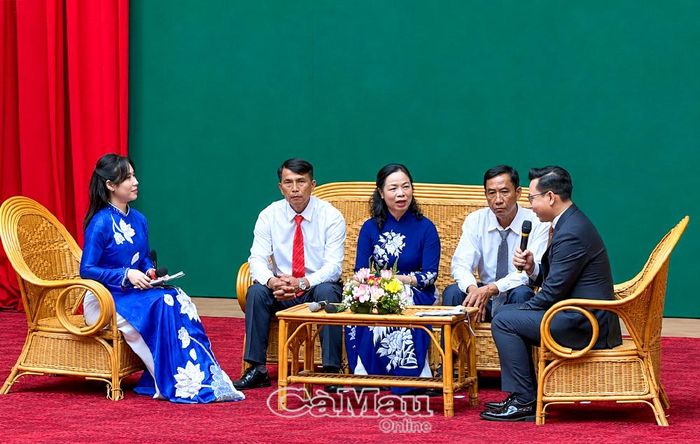 Ông Nguyễn Văn Công, Trưởng Ban Công tác Mặt trận ấp Hiệp Vinh, xã An Trạch, tỉnh Cà Mau (thứ hai từ phải sang) chia sẻ kinh nghiệm, cách làm hay, tại Hội nghị biểu dương toàn quốc.