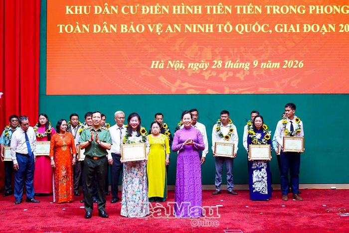 Bà Nguyễn Hồng Mơ, Chủ tịch Uỷ ban MTTQ Việt Nam xã Tam Giang nhận Bằng khen của Bộ trưởng Bộ Công an tại Hội nghị.