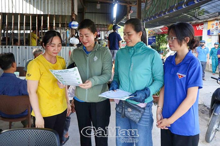 Bà Nguyễn Hồng Mơ, Chủ tịch Uỷ ban MTTQ Việt Nam xã Tam Giang (thứ hai từ trái sang) tuyên truyền, vận động Nhân dân tham gia bảo vệ ANTT, xây dựng nông thôn mới tại địa phương.