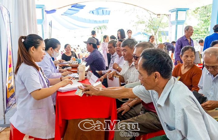 Người cao tuổi được khám sàng lọc sức khoẻ sau lễ phát động.