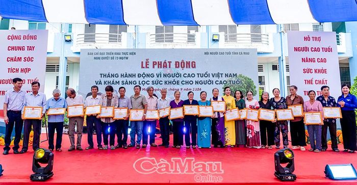 Ông Nguyễn Tấn Lực, Quyền Giám đốc Sở Y tế (bìa trái) và chị Nguyễn Thị Thuý Duy, Phó Bí thư Tỉnh đoàn Cà Mau (bìa phải), trao thiếp mừng thọ.