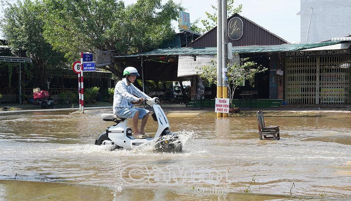 Một chiếc ghế được người dân đặt ở vị trí "ổ gà" bị ngập nước, nhằm cảnh báo người đi đường khi qua đoạn nối đường Nguyễn Thị Minh Khai với đường Số 11, Khu đô thị Sao Mai - Nhựt Hồng (Phường Lý Văn Lâm)