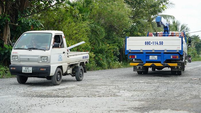 Đoạn đường Mậu Thân nối với đường Trương Định, nhiều mảng mặt đường bong tróc gần như hoàn toàn, khiến các phương tiện lưu thông khó khăn.