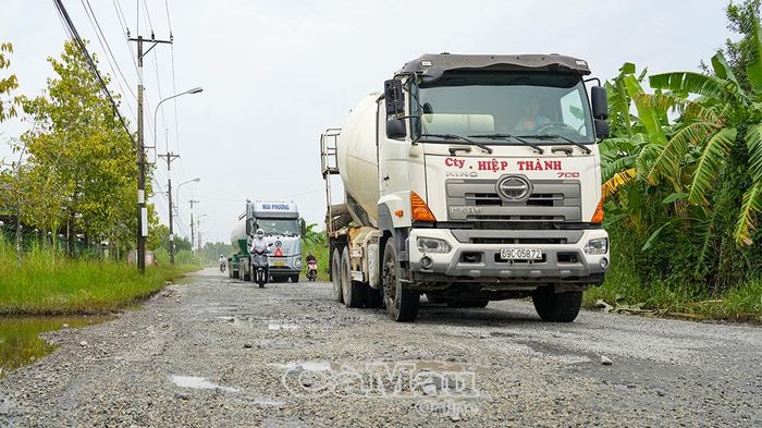 Xe tải trọng lớn thường xuyên lưu thông trên đường Mậu Thân, khiến mặt đường xuống cấp càng thêm nghiêm trọng nhưng chưa có biển cảnh báo.