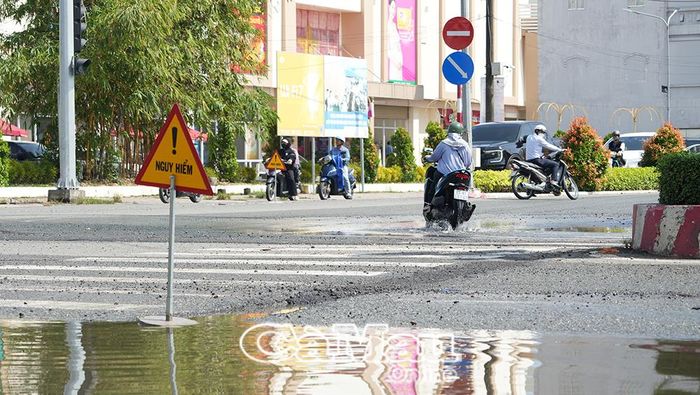 Biển cảnh báo vị trí "ổ gà" nguy hiểm tại đoạn giao giữa đường Trần Hưng Đạo và đường Phan Ngọc Hiển.