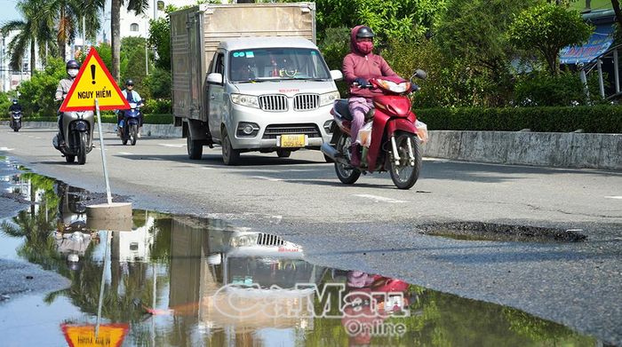 Biển cảnh báo được ngành chức năng đặt trên đường Phan Ngọc Hiển, giúp người dân nhận biết khu vực mặt đường xuống cấp để chủ động giảm tốc độ, chú ý quan sát khi lưu thông.