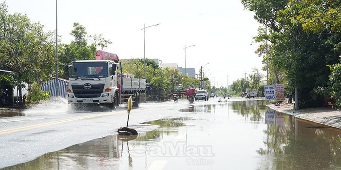 Các vật dụng được đặt trên đường Nguyễn Thị Minh Khai (Phường Lý Văn Lâm) nhằm cảnh báo người dân về khu vực ngập nước, có nhiều "ổ voi", "ổ gà" phía trước.