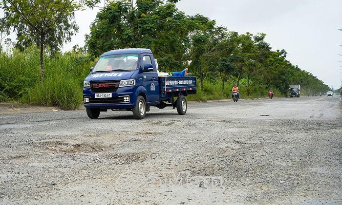 Đoạn đường Mậu Thân từ vòng xuyến đường Nguyễn Trãi rẽ hướng cầu Phụng Hiệp, mặt đường bị xuống cấp nghiêm trọng.