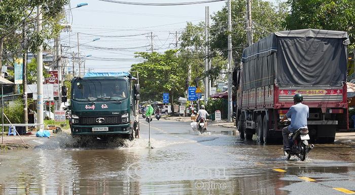 Người dân treo một chiếc bọc nilon sáng màu để cảnh báo các phương tiện lưu thông trên đường Lê Hồng Phong (Phường Lý Văn Lâm).