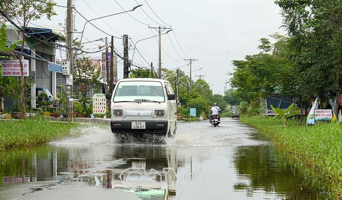 Đường Trần Quang Diệu đến trưa 30/9 vẫn còn ngập nước, gây khó khăn cho việc đi lại và tiềm ẩn nguy cơ trơn trượt, sự cố đối với xe máy.
