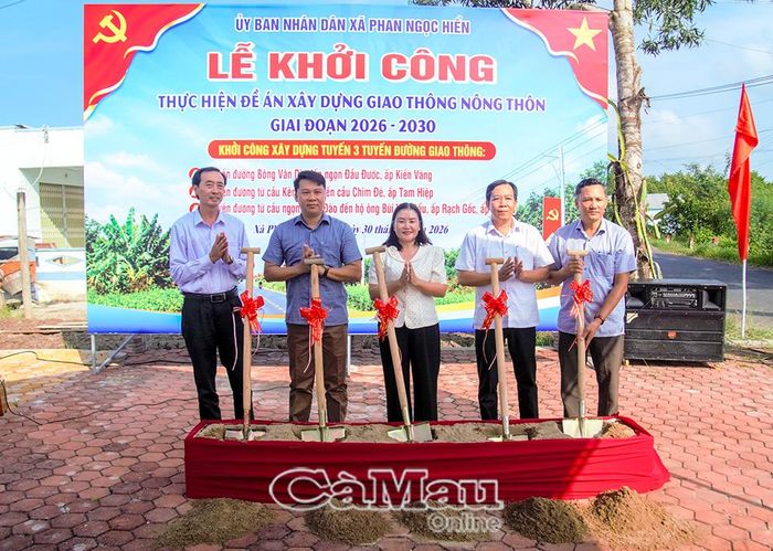 Đồng chí Nguyễn Trúc Ly, Bí thư Đảng uỷ, Chủ tịch HĐND Xã Phan Ngọc Hiển (thứ 3 từ trái sang), cùng các đồng chí Thường trực Đảng uỷ, HĐND, UBND xã và đại diện Chi bộ ấp Kiến Vàng thực hiện nghi thức khởi công.