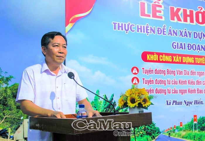 Ông Huỳnh Thanh Đảm, Phó Chủ tịch UBND Xã Phan Ngọc Hiển, phát biểu tại lễ khởi công.