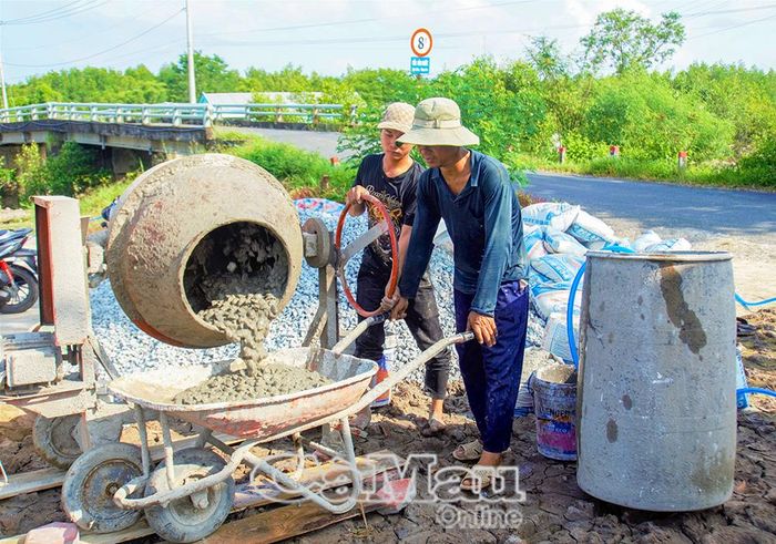 Đơn vị thi công tuyến đường từ đường Bông Văn Dĩa đến ngọn Đầu Đước (ấp Kiến Vàng).