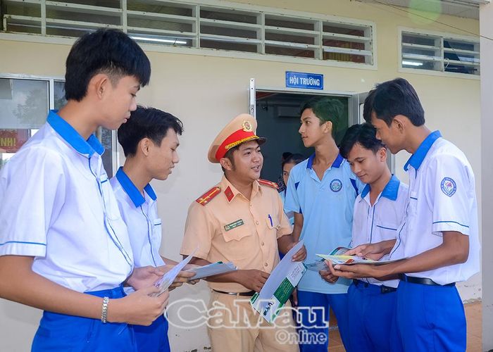 Cán bộ CSGT tuyên truyền về an toàn giao thông cho học sinh Trường THPT Ngan Dừa (Xã Hồng Dân).