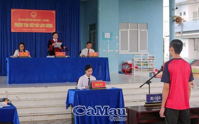 Bà Thị Mỹ Hằng, Phó Chánh án TAND khu vực 7 - Cà Mau, thay mặt hội đồng xét xử tuyên án.