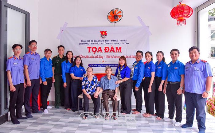 Tuổi trẻ Cà Mau gặp gỡ, lắng nghe câu chuyện đấu tranh tại nhà tù Côn Ðảo từ cựu tù chính trị, thương binh Nguyễn Xuân Viên và vợ ông - bà Nguyễn Thị Tư.