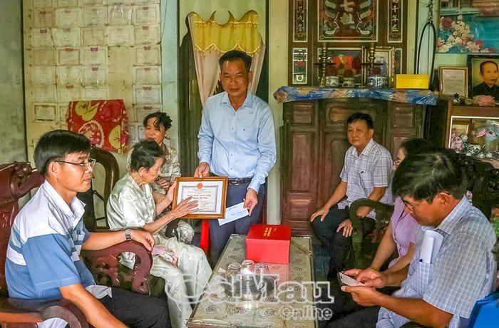 Phó Chủ tịch Uỷ ban MTTQ Việt Nam tỉnh Cà Mau Nguyễn Văn Khởi trao quà chúc thọ cụ Nguyễn Thị Xứng (90 tuổi, ấp Bình Minh, Xã Trần Văn Thời) nhân Ngày Quốc tế Người cao tuổi (1/10).