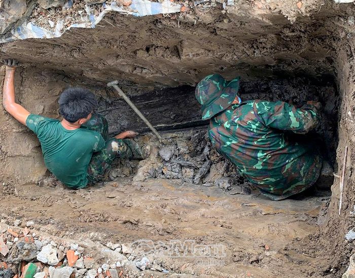 Cán bộ, chiến sĩ Đội Tìm kiếm, quy tập hài cốt liệt sĩ (lâm thời) - Bộ Chỉ huy Quân sự tỉnh Cà Mau tiến hành khai quật, tìm kiếm hài cốt liệt sĩ.