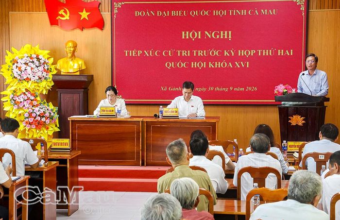 Đồng chí Nguyễn Huy Dũng, Bí thư Đảng uỷ, Chủ tịch HĐND xã Gành Hào, trao đổi các nội dung cử tri phản ánh, kiến nghị thuộc thẩm quyền của địa phương.