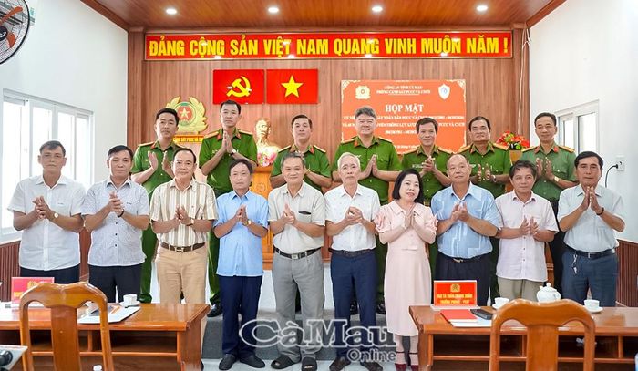 Các đồng chí nguyên lãnh đạo phòng Cảnh sát PCCC và CNCH Công an tỉnh Cà Mau qua các thời kỳ cùng Ban chỉ huy Phòng chụp ảnh lưu niệm.
