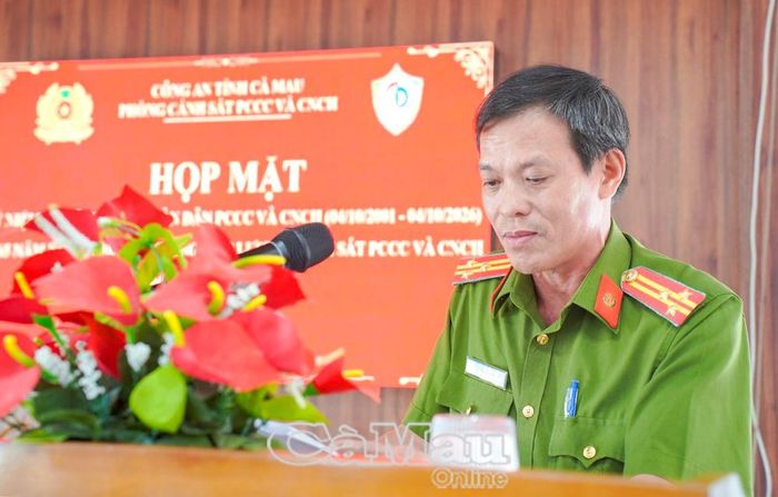 Thượng tá Nguyễn Văn Phi, Phó Trưởng phòng Cảnh sát PCCC và CNCH Công an tỉnh Cà Mau, ôn lại truyền thống của lực lượng.