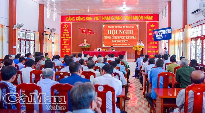 Quang cảnh hội nghị tiếp xúc cử tri tại điểm cầu xã Tân Hưng.