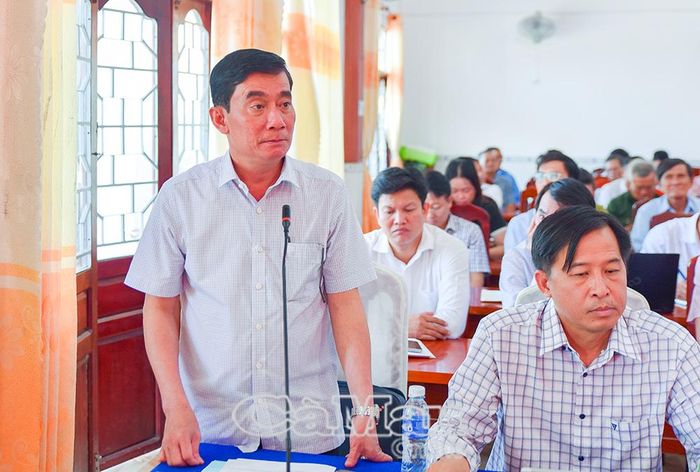 Ông Lê Hoàng Dự, Phó Giám đốc Sở Giáo dục và Đào tạo, trả lời cử tri về tình hình cung ứng, lộ trình miễn phí sách giáo khoa cho học sinh tỉnh Cà Mau.