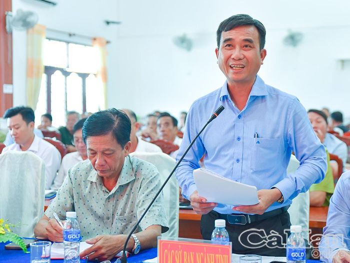 Ông Phạm Văn Mười, Phó Giám đốc Sở Nông nghiệp và Môi trường, trả lời ý kiến của cử tri liên quan đến lộ nông thôn, kế hoạch bảo tồn sân chim Chà Là.