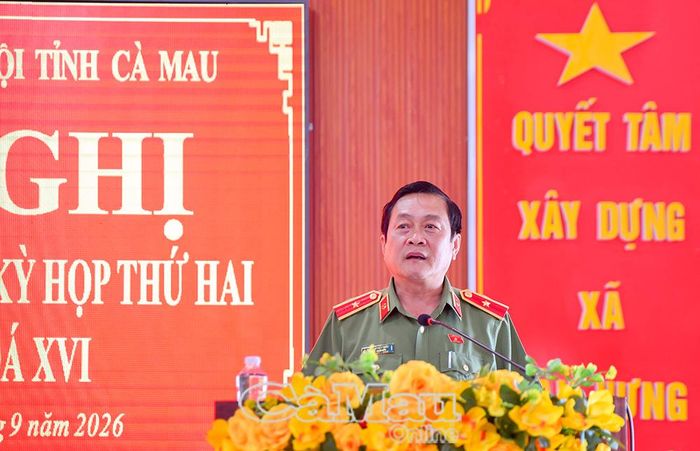 Thiếu tướng Hồ Việt Triều, Uỷ viên BTV Tỉnh uỷ, Giám đốc Công an tỉnh, Uỷ viên Uỷ ban Quốc phòng, An ninh và Đối ngoại của Quốc hội, trả lời và ghi nhận những kiến nghị của cử tri.