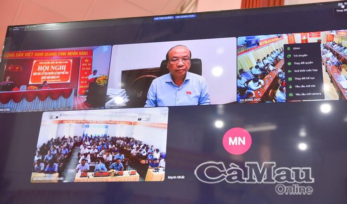 Hội nghị được kết nối trực tuyến đến 4 điểm cầu tại Tòa nhà Quốc hội và các xã Tân Hưng, Sông Đốc, Nguyễn Việt Khái, với 280 cử tri tham dự.