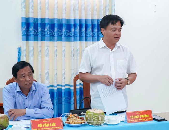 Giám đốc Sở Nông nghiệp và Môi trường tỉnh Tô Hoài Phương nêu các giải pháp phát triển lĩnh vực nông nghiệp, thuỷ sản đối với Xã Trần Phán.
