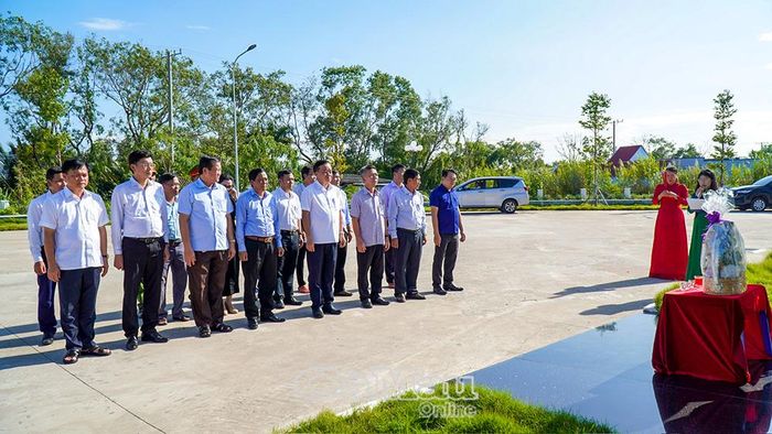 Phó Bí thư Tỉnh uỷ Huỳnh Quốc Việt và các thành viên đoàn công tác thành kính dâng hương tri ân các anh hùng liệt sĩ tại Khu di tích Chiến thắng Đầm Dơi - Cái Nước - Chà Là.