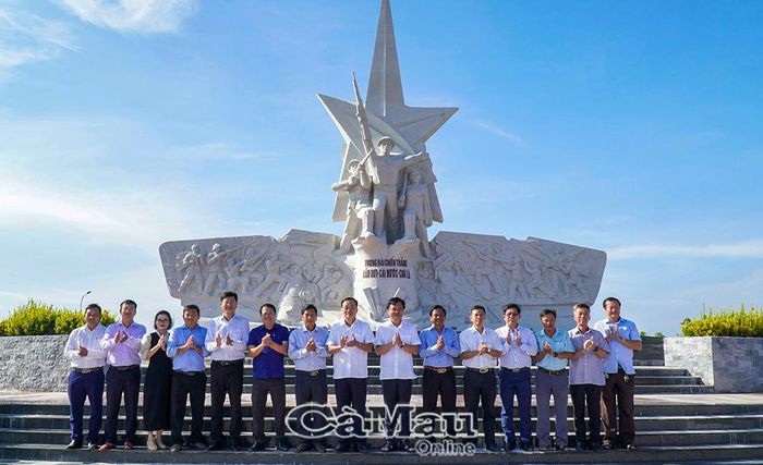 Đoàn công tác chụp ảnh lưu niệm tại Khu di tích Chiến thắng Đầm Dơi - Cái Nước - Chà Là.